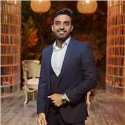 مدرس لغة عربية يدرس الأطفال والكبار ويعلم القرآن والشعر العربي والمسرح والكتابة الاحترافية